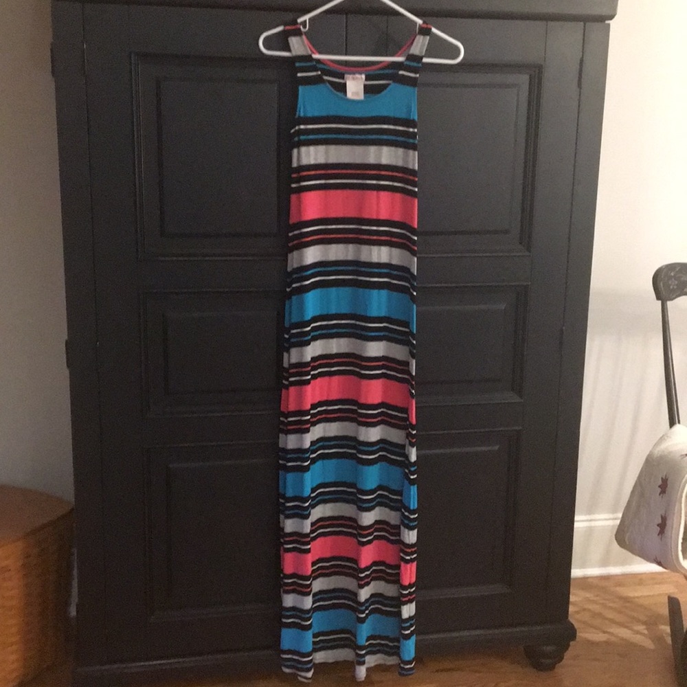 Striped sleeveless maxi dress.